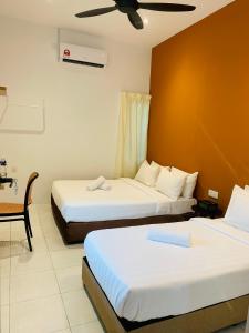 1 dormitorio con 2 camas, mesa y techo en LiLLA Rainforest Retreats by Swing & Pillows, en Hulu Langat