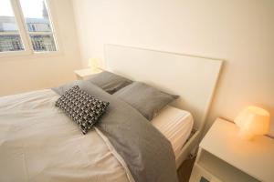 1 dormitorio con 2 almohadas en Lille République-Nice and bright flat with Balcony, en Lille