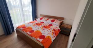 Un dormitorio con una cama con flores. en Apartmány Semily, en Semily