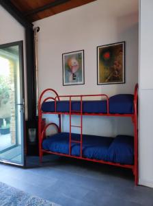 米斯泰爾比安科的住宿－Anna e Gaetano，一间客房内配有两张双层床的房间