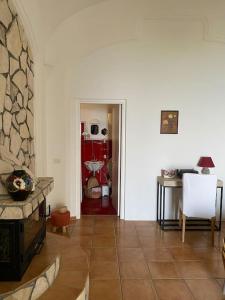 - un salon avec une cheminée en pierre et une table dans l'établissement Domus Ursula, à Praiano