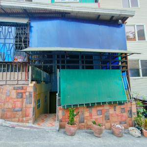 Το κτήριο όπου στεγάζεται  το διαμέρισμα +1 φωτογραφίες