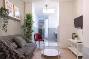 uma sala de estar com um sofá e uma mesa de vidro em Lille Centre: 2bed 2bath apartment! em Lille