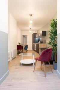 uma sala de estar com mesa e cadeiras em Lille Centre: 2bed 2bath apartment! em Lille