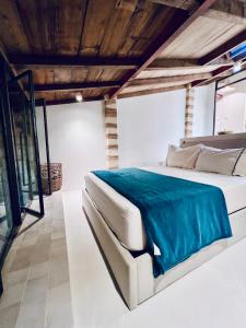 um quarto com uma cama com um cobertor azul em The Hidden Gem Of Bordeaux em Lormont