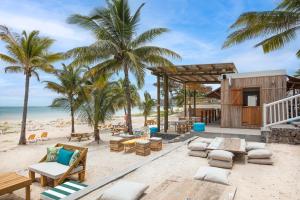 ein Resort mit einem Strand mit Palmen in der Unterkunft C Rodrigues Mourouk in Rodrigues Island