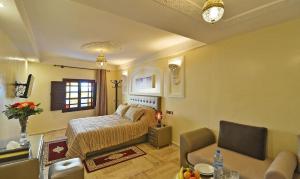 Blue Sky Hotel في فاس: غرفة نوم مع سرير وغرفة معيشة
