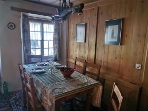 a dining room with a table with chairs and a tableablish at Nouveau à Rougemont: Appartement dans Chalet 1830 in Rougemont