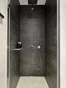 a bathroom with a shower with a glass door at Ferienwohnung BERGSEERUHE - Allgäu - Ankommen & Wohlfühlen in Sulzberg