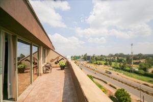 balkon budynku z widokiem na ulicę w obiekcie Eldon Apartments & Suites w mieście Nairobi