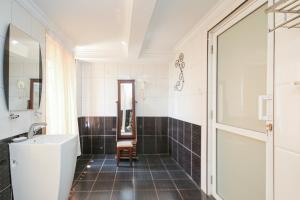 y baño con bañera y lavamanos. en Eldon Apartments & Suites, en Nairobi