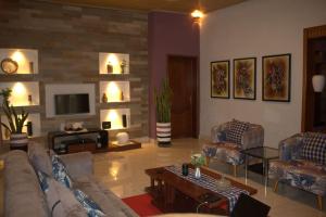 a living room with couches and a coffee table at VILLA MODERNE CHEZ YVONNE in Kigali