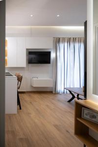 uma cozinha e uma sala de estar com uma mesa de jantar em Kefalovriso Luxury Apartment 1 em Lepanto