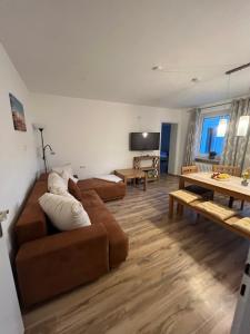ein Wohnzimmer mit einem Sofa und einem Tisch in der Unterkunft Ferienwohnung am Chiemsee in Bernau am Chiemsee