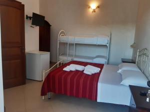 - une chambre avec un lit et 2 serviettes dans l'établissement Agriturismo Terra dei Profumi, à Otrante