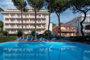 Bazén v ubytování Hotel Tiffany nebo v jeho okolí