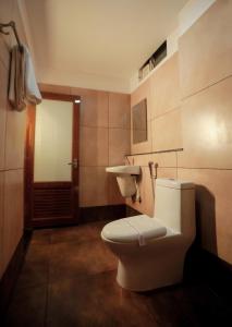 een badkamer met een toilet en een wastafel bij The Rosetta Castle in Kalpatta