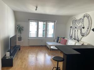 ein Wohnzimmer mit einem Sofa und einem Tisch in der Unterkunft Traumwohnung mit Balkon im 17 Bezirk in Wien
