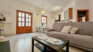 uma sala de estar com um sofá e uma mesa em Zigante em Novigrad Istria