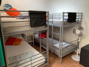 Zimmer mit 2 Etagenbetten und einem Ventilator in der Unterkunft CASA TABARCA in Tabarca
