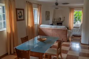 sala de estar con mesa y sofá en Casa da barragem - Ninho das Águias en Venda Nova