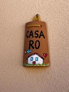 uma etiqueta que diz casa não pendurada numa parede em CASA RO em Salaiola