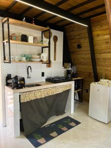 cocina con encimera y lavabo en una habitación en Cabana Estrelas da Colina, en Serra de São Bento