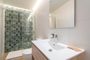 a bathroom with a sink and a shower and a toilet at Edificio Correos 4 in Valladolid