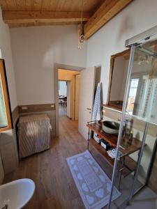 uma casa de banho com um lavatório e um espelho em CASA RO em Salaiola