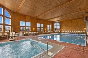 une grande piscine intérieure dans un bâtiment dans l'établissement Comfort Inn Ludington near US-10, à Ludington