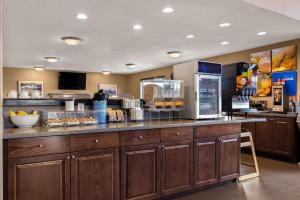 cocina con armarios de madera y encimera en Comfort Inn Ludington near US-10, en Ludington