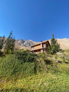 a house sitting on top of a hill at Hermosa casa familiar para 8 personas - Cochiguaz Valle de Elqui in Paihuano