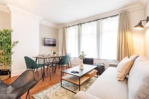 Lille Centre - 2BR in the heart of Lille! في ليل: غرفة معيشة مع أريكة وطاولة