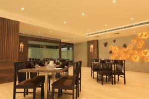 Restoran või mõni muu söögikoht majutusasutuses The Byke Suraj Club, Junagadh