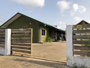 una casa verde con una puerta delante de ella en Grapefruitstraat, en Paramaribo