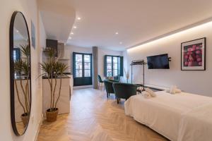 a bedroom with a bed and a dining room at Edificio Correos 4 in Valladolid