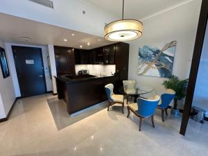 - une cuisine et une salle à manger avec une table et des chaises dans l'établissement Fairmont Marina Abu Dhabi, à Abu Dhabi