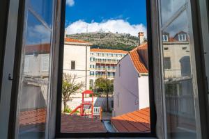 una ventana de un edificio con vistas en Apartment Ranieri Pile, en Dubrovnik