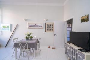 comedor con mesa y TV en Apartment Ranieri Pile, en Dubrovnik