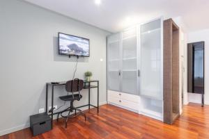 Televízia a/alebo spoločenská miestnosť v ubytovaní Old Lille - studio ideally located !
