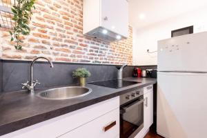 Kuchyňa alebo kuchynka v ubytovaní Old Lille - studio ideally located !