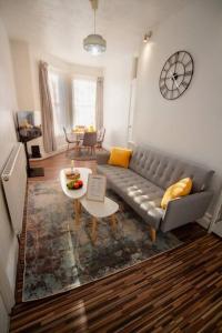 Coin salon dans l'établissement Modern fully-equipped apartment in a calm area