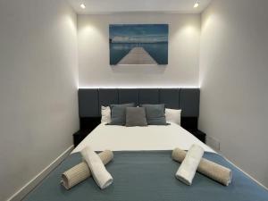 ein Schlafzimmer mit einem großen Bett mit zwei Kissen in der Unterkunft Sarrikobaso House in Getxo