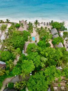 una vista aérea de un complejo en la playa en Mambo Ocean Resort en Pwani Mchangani