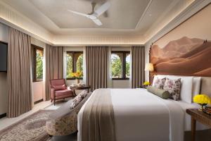 1 dormitorio con 1 cama grande y 1 silla en Gorbandh Palace Jaisalmer-IHCL SeleQtions, en Jaisalmer