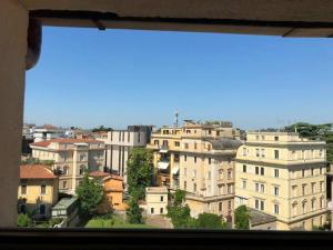 Blick auf eine Stadt aus einem Fenster in der Unterkunft Walking distance from Via Veneto in Rom