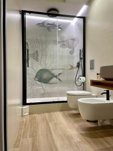 een badkamer met een douche, een toilet en een wastafel bij Casa Magrè in Agrigento