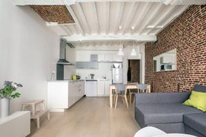 soggiorno e cucina con muro di mattoni di Old Town - Superb apartment in rue Esquermoise ! a Lille