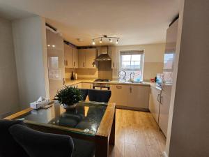 een keuken met een tafel en een eetkamer bij Cosy & Stylish One-Bed Flat-close to Warwick Uni in Coventry