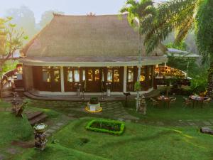 a house with a large yard with a yard at Bagus Jati Health & Wellbeing Retreat in Tegalalang